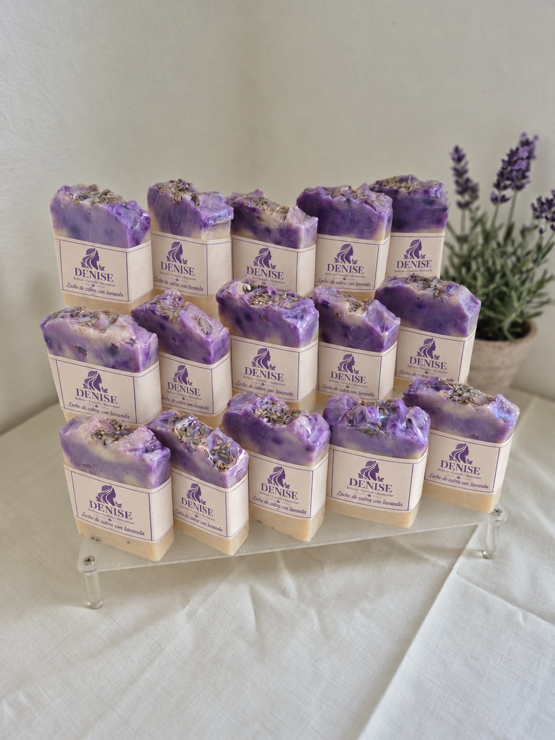 Jabones artesanales con lavanda, en tonos crema y violeta